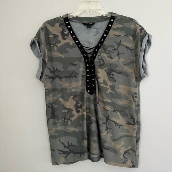 Rock & Republic Camouflage Camp Army Lace Up Short Sleeve medium tshirt - Picture 1 of 5